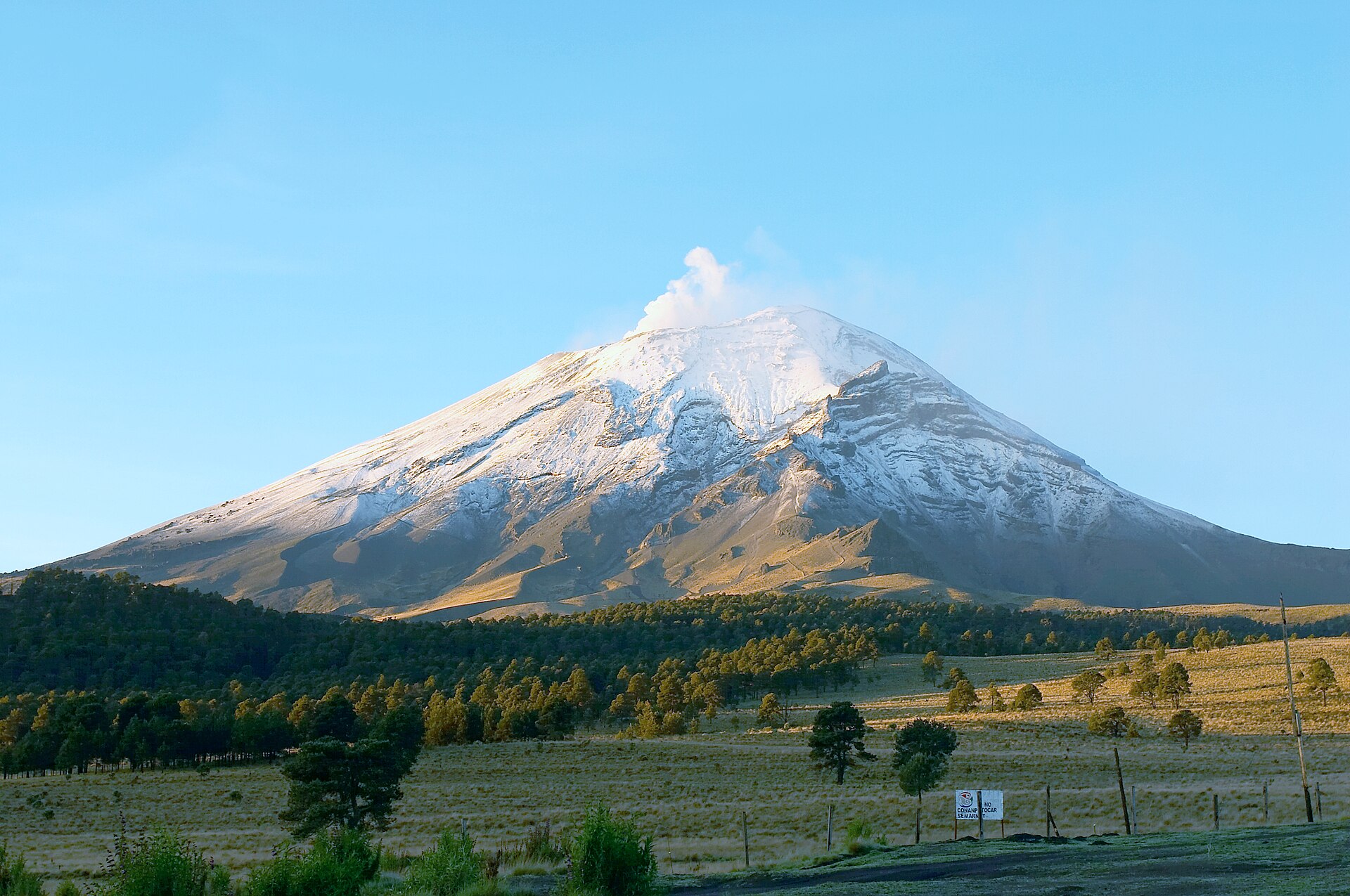 Popocatépetl viewpoint at Paso de Cortés